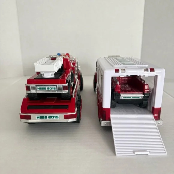 Hess Ambulance and Rescue Truck 2020/Hess Fire Truck and Ladder Rescue Set 2015 - Picture 8 of 17